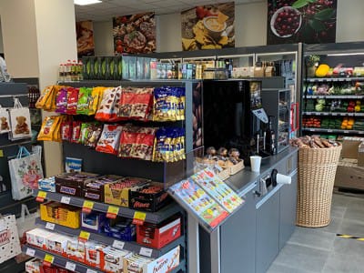 VVN-teamet utførte levering av handelsutstyr og monteringsarbeid i den nye butikken til butikkjeden "TOP" i Riga.13